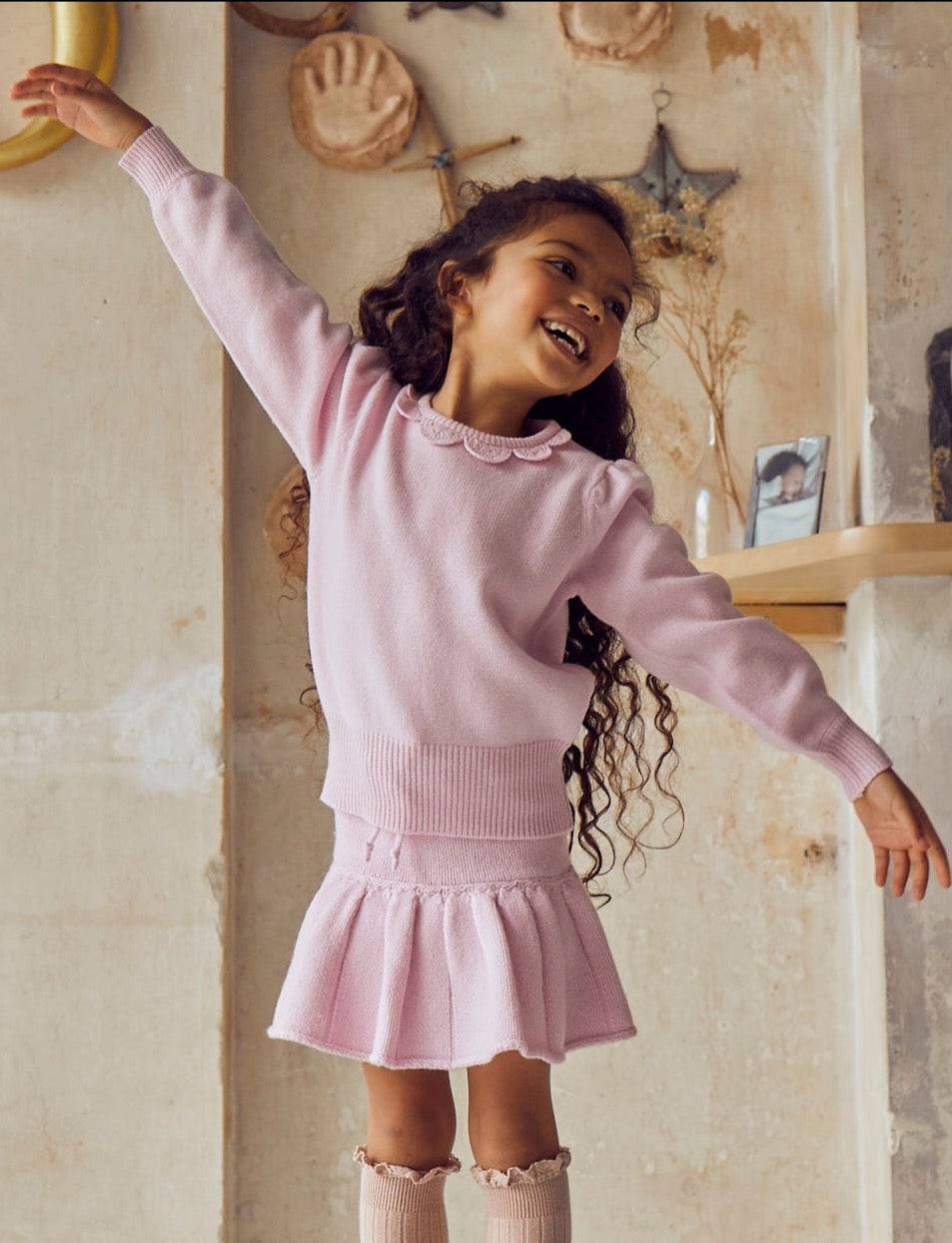 This stylish 4 ply Jumper comes with gentle puff sleeves and a sophisticated 6-part crochet collar piece. Made with the softest cashmere/ merino blend from Inner Mongolia, it will keep your Little One cosy and warm all winter long. Team it up with our matching Tennis Skirt in Blossom Pink for a head-to-toe cosy feel.