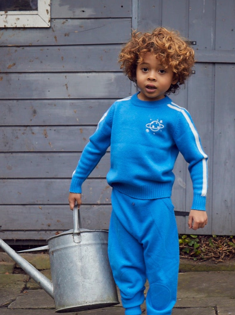 Zoom, zoom, zoom, we’re going to the moon. Jet off into space with our cosy little Galaxy Jumper complete with an embroidered planet surrounded by stars. It will certainly appeal to all young space lovers! Made with the softest cashmere/ merino blend from Inner Mongolia, it will keep you Little One cosy and warm all winter long.