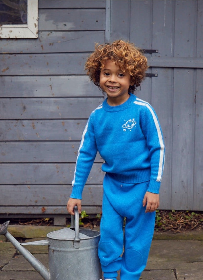 Zoom, zoom, zoom, we’re going to the moon. Jet off into space with our cosy little Galaxy Jumper complete with an embroidered planet surrounded by stars. It will certainly appeal to all young space lovers! Made with the softest cashmere/ merino blend from Inner Mongolia, it will keep you Little One cosy and warm all winter long.