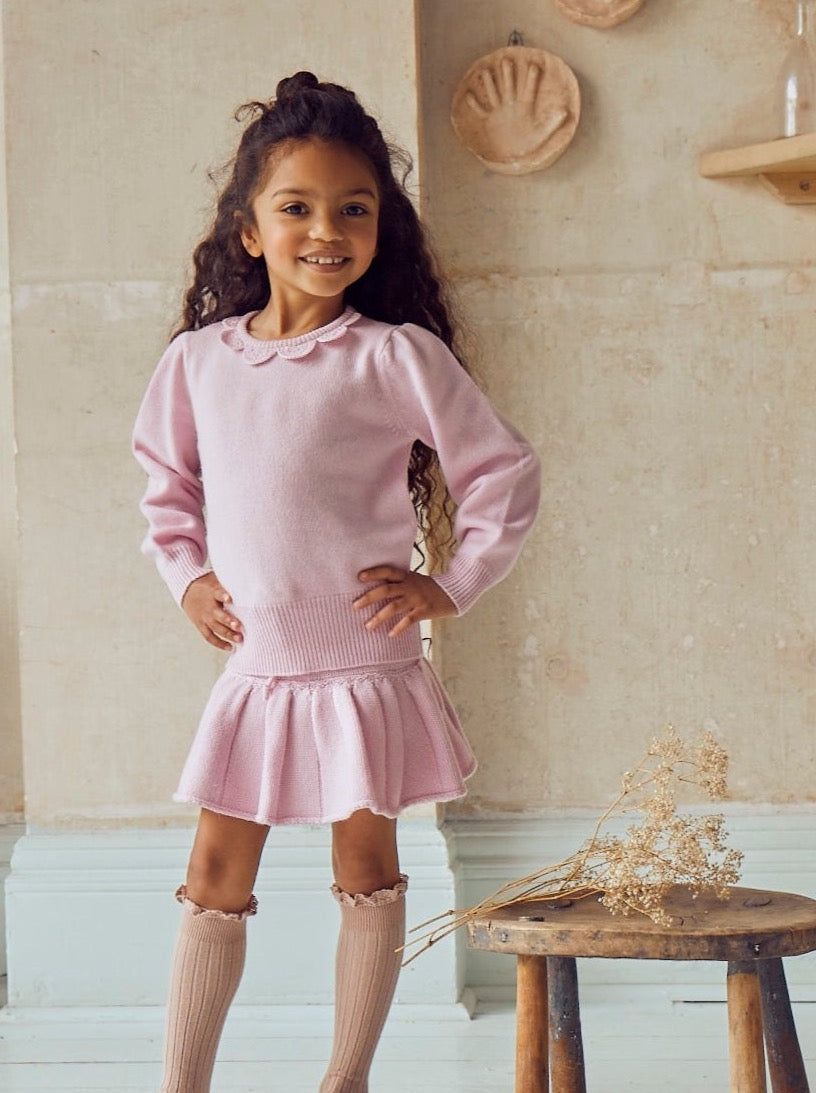This stylish 4 ply Jumper comes with gentle puff sleeves and a sophisticated 6-part crochet collar piece. Made with the softest cashmere/ merino blend from Inner Mongolia, it will keep your Little One cosy and warm all winter long.  Team it up with our matching Tennis Skirt in Blossom Pink for a head-to-toe cosy feel.