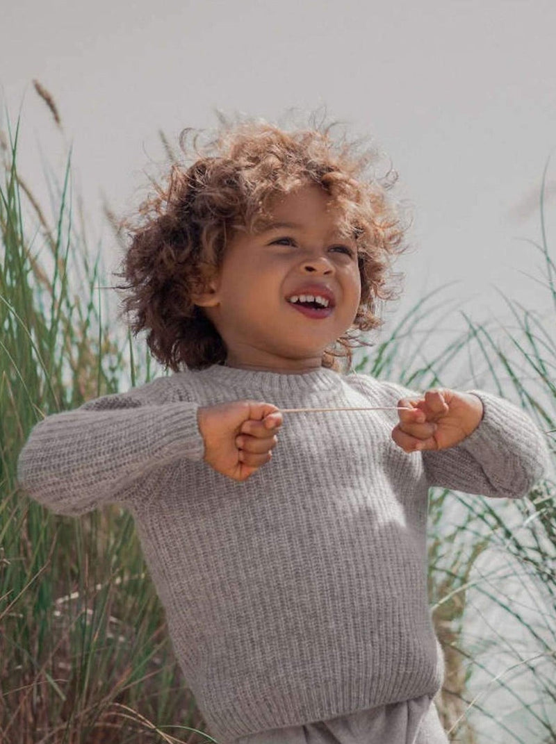 This stylish 4 ply Fisherman jumper in Grey is a timeless addition to any winter wardrobe. It can be worn by boys and girls alike, making the perfect hand-me-down to all siblings and friends.   Made with pure cashmere from Inner Mongolia, it will keep you Little One cosy and warm all winter long. Team it up with our matching Boy Pants for a head to toe cosy feel. 